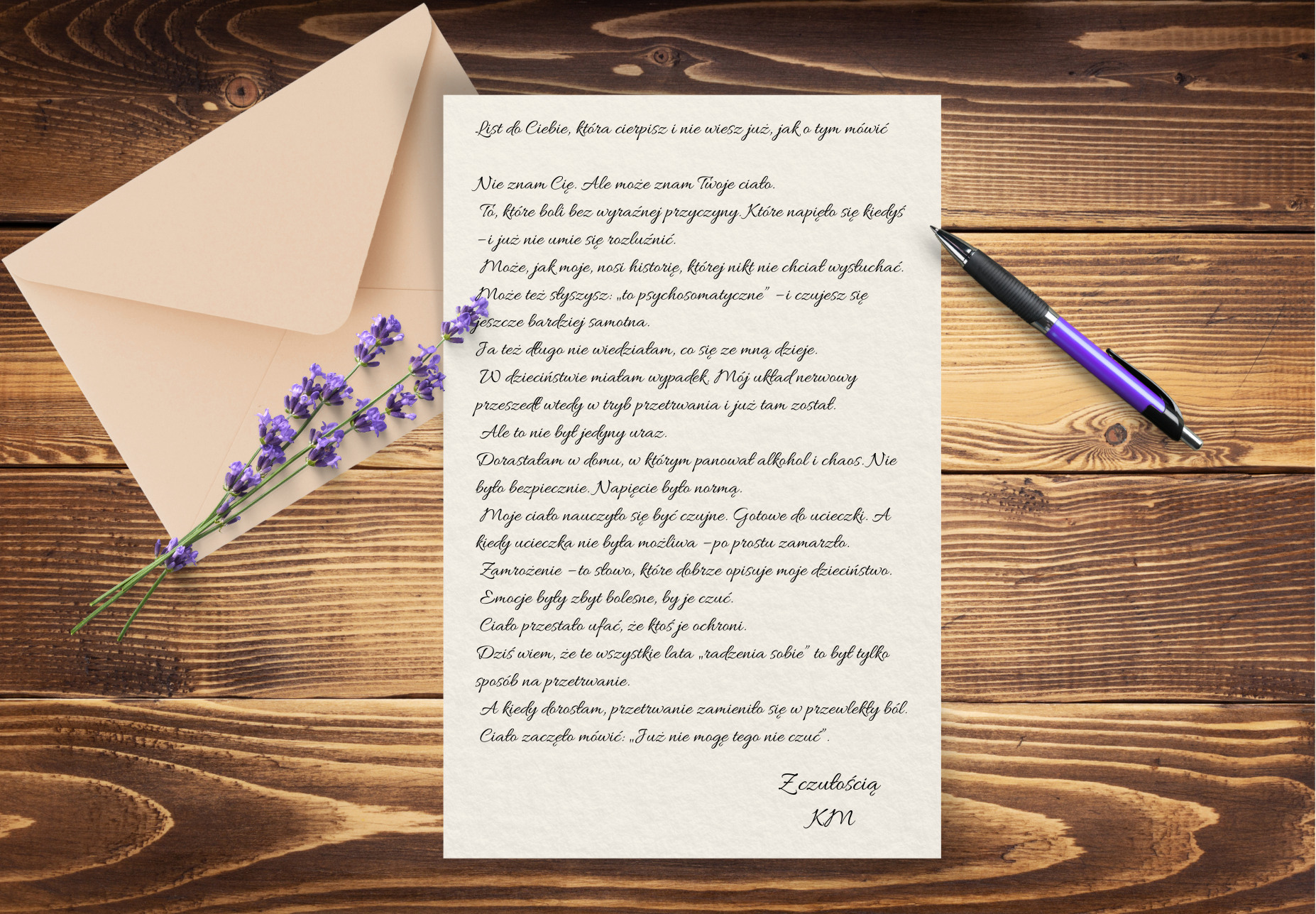 blat stołu na nim kartka papieru i list, obok koperta, lawenda i pióro