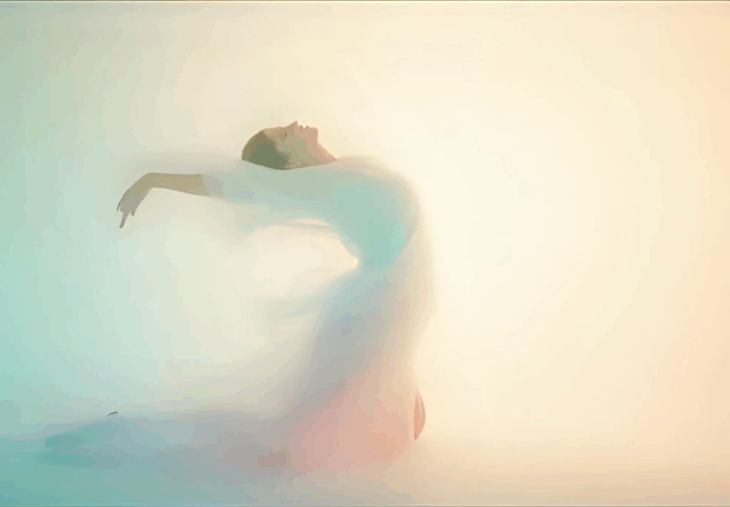 Subtelna ilustracja kobiety lub sylwetki w miękkim ruchu – delikatny taniec, joga, rozluźnione ciało w pastelowych kolorach. Światło, które płynie przez ciało, symbol przepływu energii. Odcienie beżu, błękitu, turkusu i różu. Klimat łagodny, spokojny, uzdrawiający.